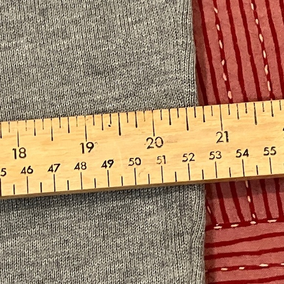 Renuar (Montreal) women’s size small Gray Knit Top with star - Picture 8 of 14